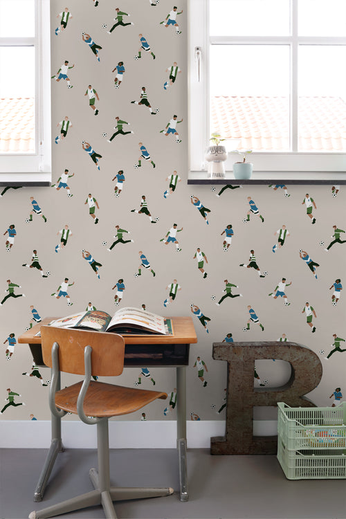 ESTAhome behang voetbalspelers beige en groen - 50 x 900 cm - 131557 - vtwonen shop