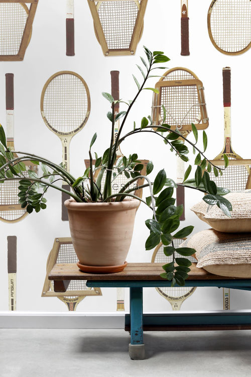 ESTAhome XXL behang vintage tennisrackets wit, bruin en beige - 50 x 900 cm - 158801 - vtwonen shop