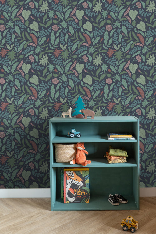 ESTAhome behang bladeren en bloemen donkerblauw, groen en roze - 50 x 900 cm - 131054 - vtwonen shop