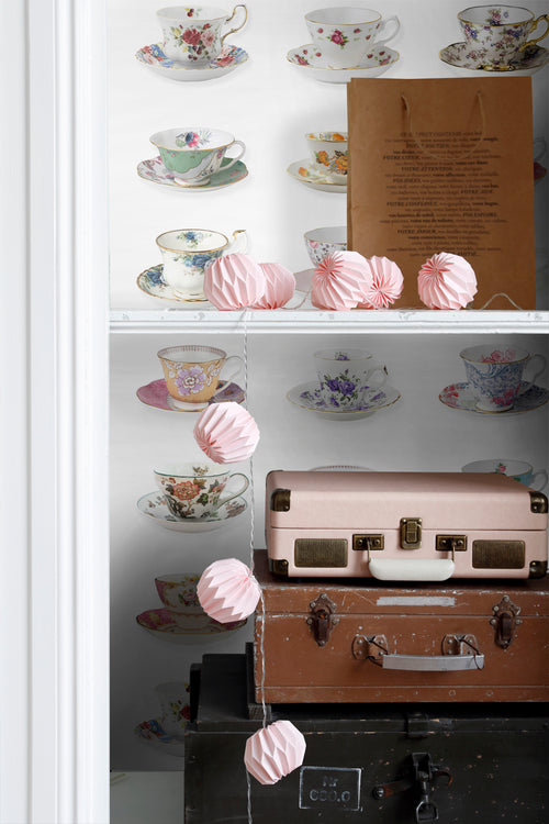 ESTAhome XXL behang kopjes en schoteltjes meerkleurig - 50 x 900 cm - 158111 - vtwonen shop