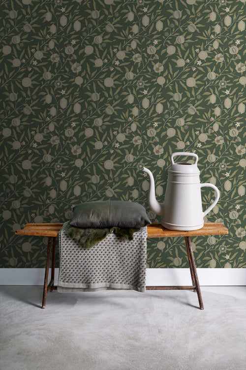 ESTAhome behang exotisch fruit en bladeren donkergroen en taupe - 50 x 900 cm - 131174 - vtwonen shop