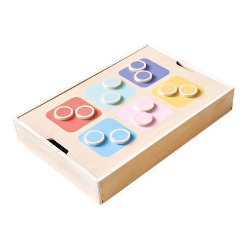 Petite Amélie Houten Sensorisch Speelbak - Met Deksel - Incl. Geheugen en Kleursorteerspel met 12 Gekleurde Houten Schijven – Meerkleurig - vtwonen shop