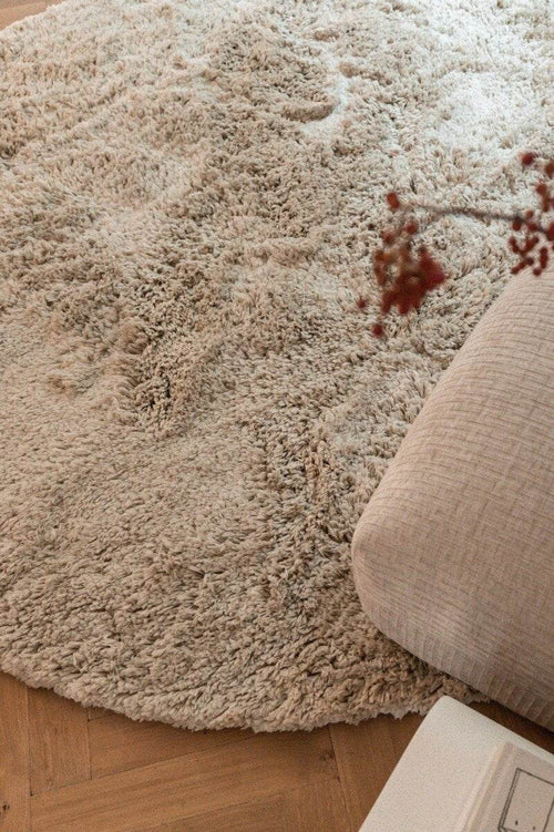 Interieur05 vloerkleed Pilo - hoogpolig - beige - Ø240 cm - vtwonen shop