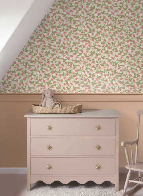 ESTAhome behang aardbeien lichtgroen en roze - 50 x 900 cm - 132170