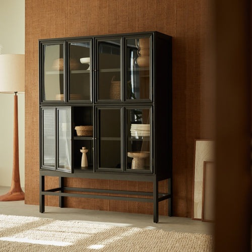 Tikamoon Vitrinebuffet van mindihout met glazen deuren op poten 120 cm - Zwart
