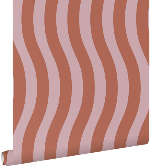 ESTAhome behang golvende strepen terracotta roze - 50 x 900 cm - 131607 - vtwonen shop