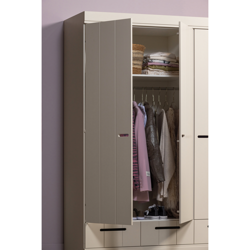 WOOOD kledingkast 3-deurs Connect - Grenen - Dust - 195x140x53 WOOOD kledingkast 3-deurs Connect - Grenen - Dust - 195x140x53