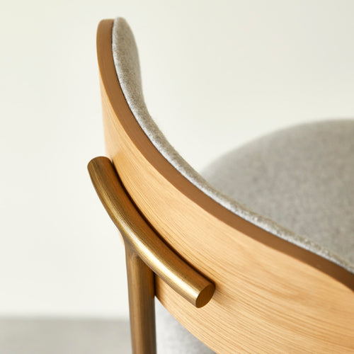 Tikamoon Barstoel in licht massief eikenhout, grijze stof en metaal - Brons