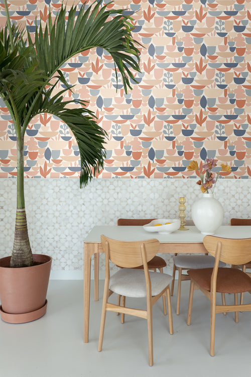 ESTAhome behang aardewerk en planten terracotta en blauw - 50 x 900 cm - 131073 - vtwonen shop