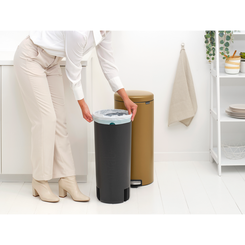 NewIcon pedaalemmer 30 liter met kunststof binnenemmer - Warm Brass - vtwonen shop