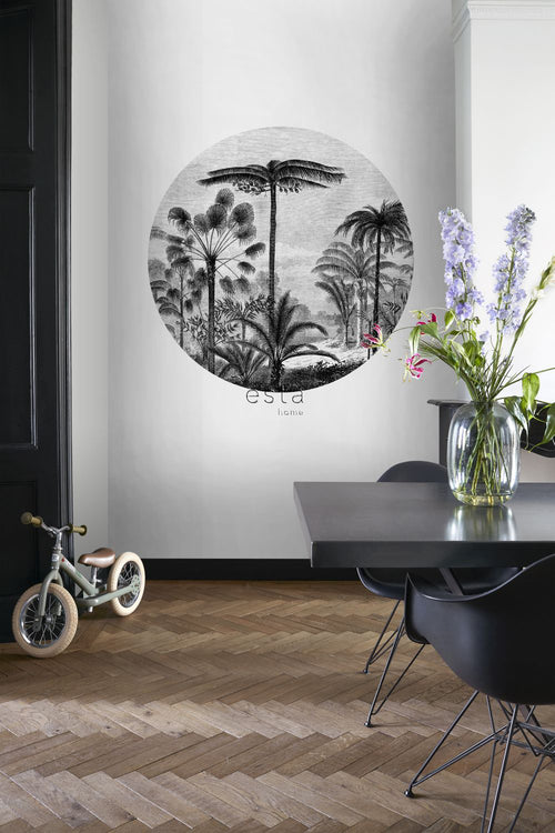 ESTAhome zelfklevende behangcirkel tropisch landschap met palmbomen zwart wit - Ø 140 cm - 159006 - vtwonen shop