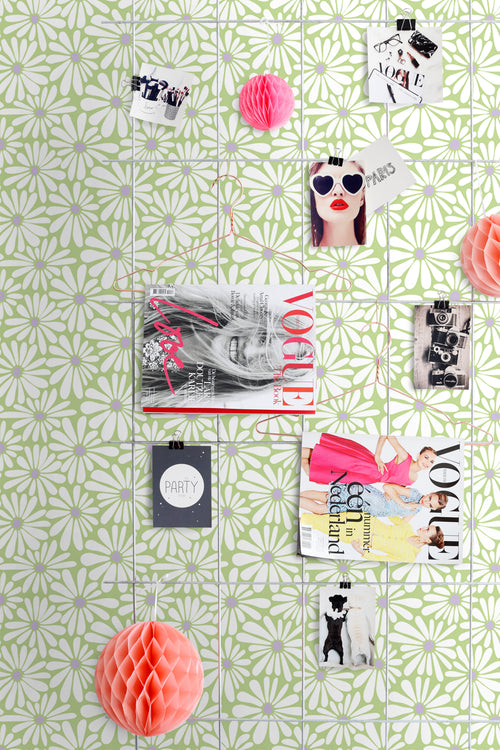 ESTAhome behang madeliefjes groen en paars - 50 x 900 cm - 131154 - vtwonen shop