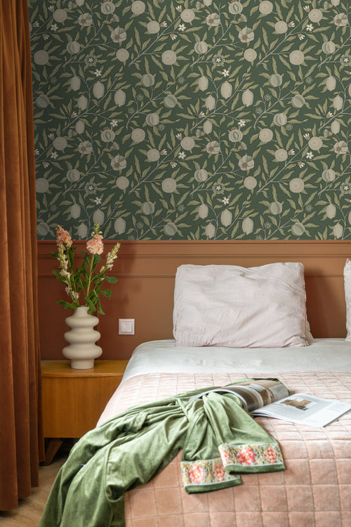 ESTAhome behang exotisch fruit en bladeren donkergroen en taupe - 50 x 900 cm - 131174 - vtwonen shop