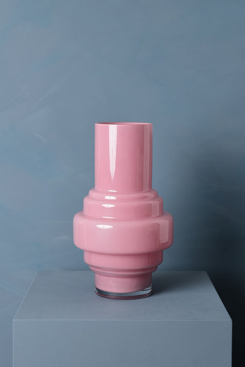 Madame Fleurie Aurora Grande Vaas – Mondgeblazen Glas – Elegant Roze – Luxe Statement Piece - 20,5cm x 35,5 cm