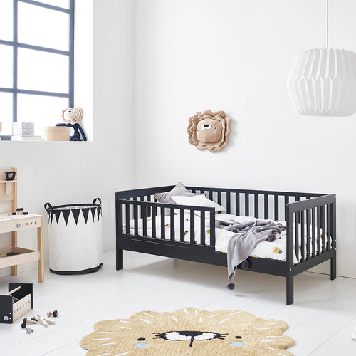 Petite Amélie Peuterbed Plume – 70x140 cm – Zwart – Met uitvalbescherming – Flexibel zijhekje - vtwonen shop