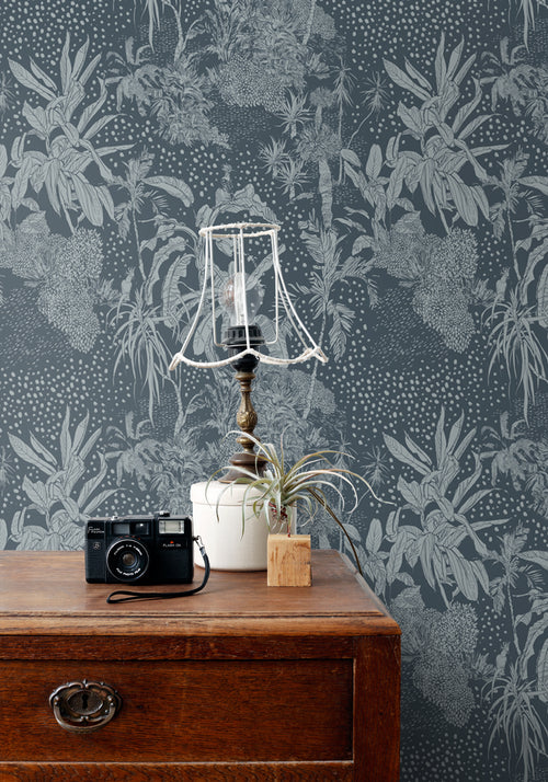 ESTAhome behang tropische bladeren vergrijsd blauw - 50 x 900 cm - 139892 - vtwonen shop