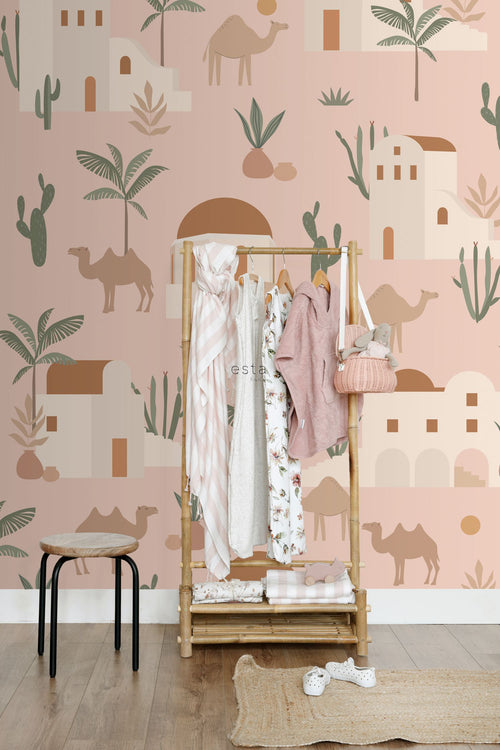 ESTAhome fotobehang kamelen en cactussen zacht roze, terracotta en groen - 200 x 279 cm - 159295 - vtwonen shop