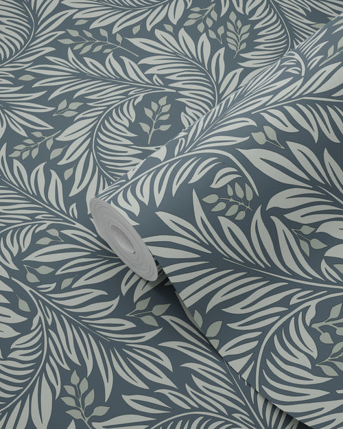 ESTAhome behang bladeren vergrijsd blauw - 50 x 900 cm - 131146 - vtwonen shop