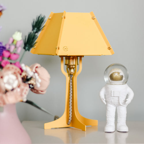 Fabricado tafellamp Lampie - geel - messing details - hoogte 31,5 cm