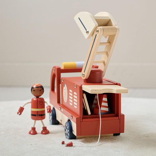 Petite Amélie Brandweerauto Pompier – Incl. 7 accessoires & 2 houten poppen – 360° draaibare kraan – Kofferbak met opbergruimte & klep - vtwonen shop
