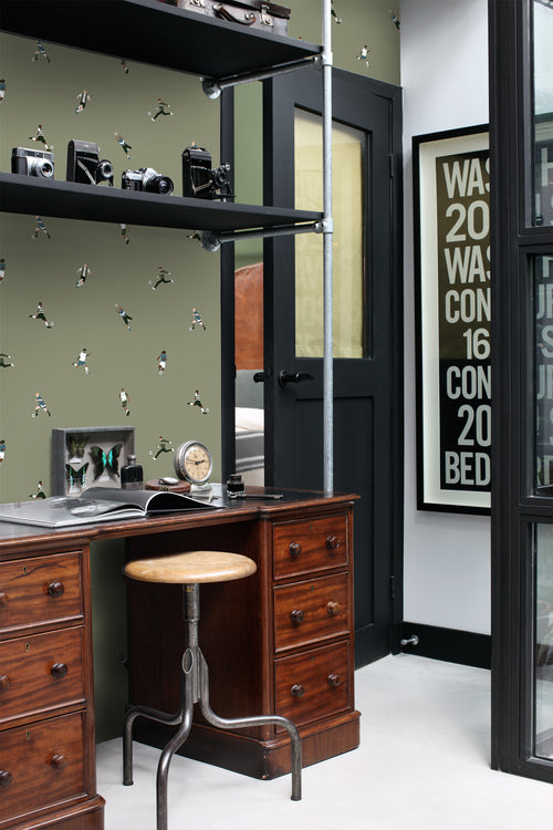 ESTAhome behang voetbalspelers olijfgroen - 50 x 900 cm - 131277 - vtwonen shop