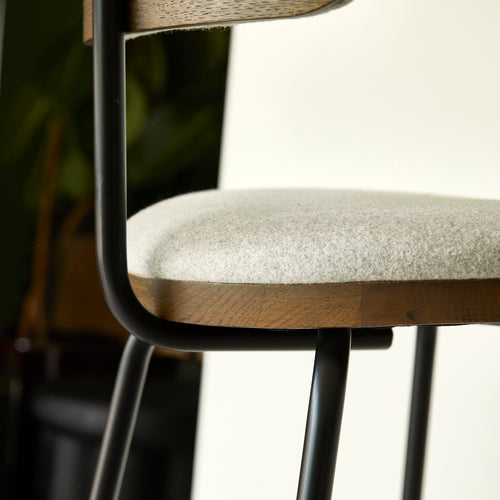 Tikamoon Barstoel in donker massief eikenhout, grijze stof en metaal - Grijs