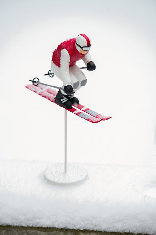 J-Line decoratie Race Skier - polyresin - rood/wit - 2 stuks