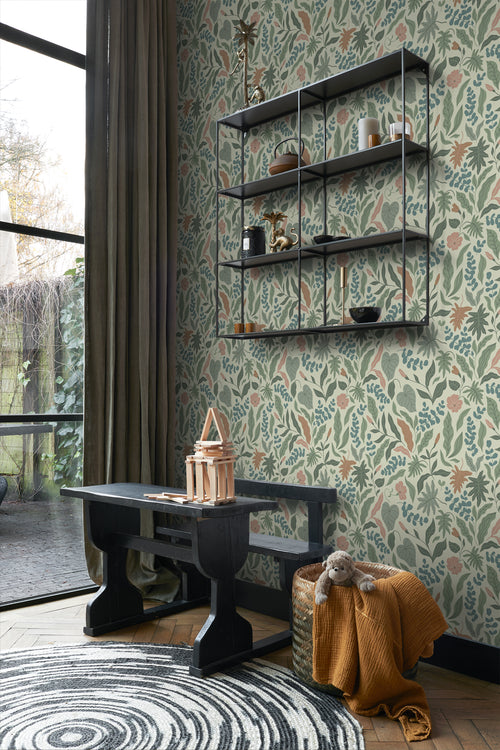 ESTAhome behang bladeren en bloemen donkergroen, blauw en roze - 50 x 900 cm - 131053 - vtwonen shop