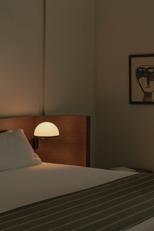 Faro Dome Bolvormige wandlamp, satijnzwart, glanzend witte kap, E27 fitting.