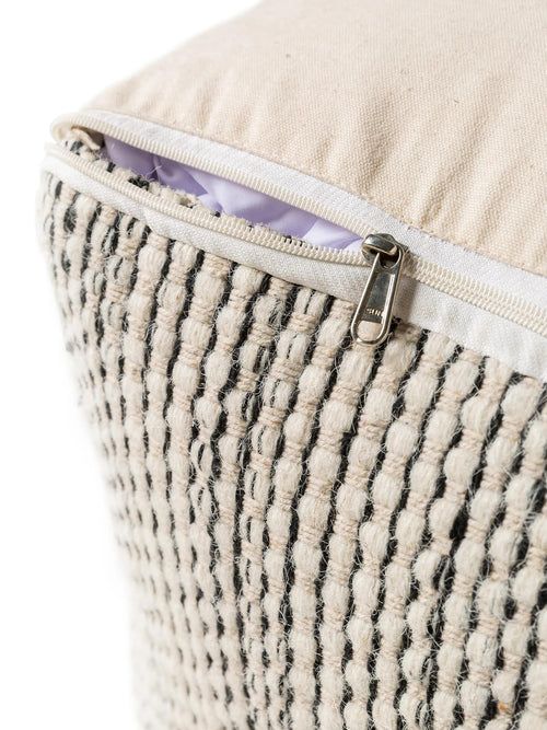 benuta handgemaakte wollen poef Rocco - beige/zwart - 55x55x30 cm