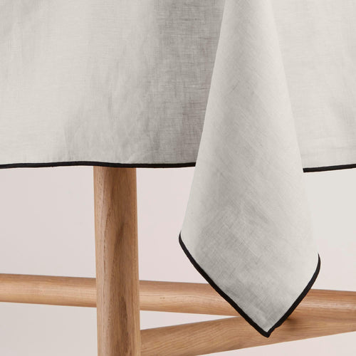 Madura Rechthoekig tafelkleed Carlina kalksteen en zwarte hommel 170x320 cm