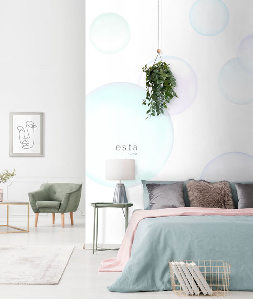 ESTAhome fotobehang grote zwevende bellenblaas lucht bellen paars, zacht roze, mintgroen en blauw - 250 x 279 cm - 158859 - vtwonen shop