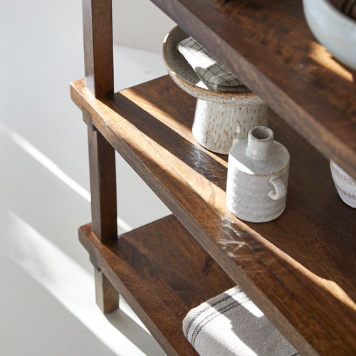 Tikamoon Hoge boekenkast van massief mangohout - Bruin - vtwonen shop