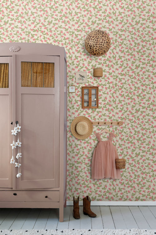 ESTAhome behang aardbeien lichtgroen en roze - 50 x 900 cm - 132170