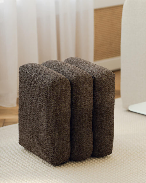 noo.ma Radd Poef - chocoladebruin bouclé, compact zitpoef