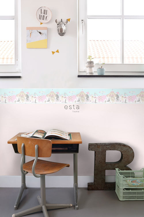 ESTAhome behangrand circus figuren licht roze, lichtblauw en beige - 500 x 26.5 cm - 178702