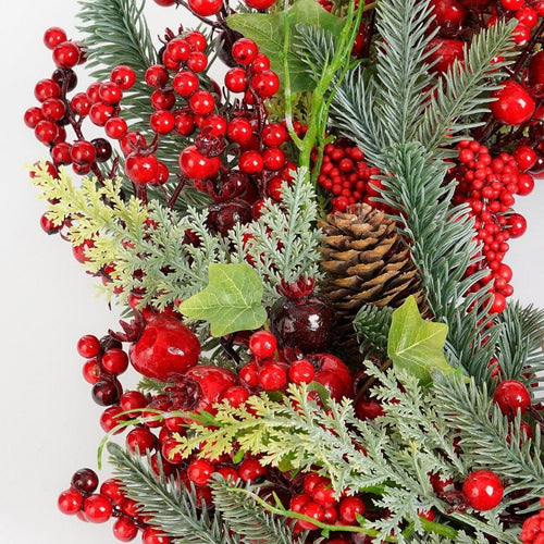 Mica Decorations Norah Kerstversiering - Kerstkrans met Dennenappels en Rode Besjes - Deurkrans voor Hal, Voordeur of Raam - Klassieke Kerstdecoratie