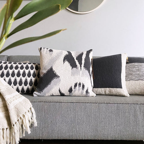 Malagoon kussen Ikat - antraciet - 50x50cm 100% organisch katoen