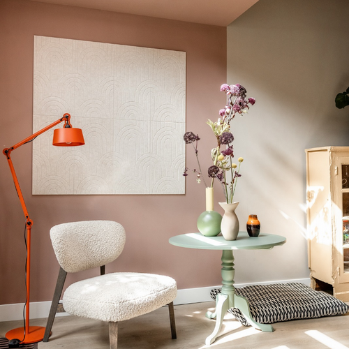 Zachte texturen op de muur zijn dé sfeermakers van nu. Ontdek hoe vilt en andere aaibare materialen warmte, diepte en karakter aan je interieur geven.  