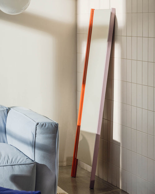 noo.ma Lun Leaning Mirror - twee-tone houten staande spiegel Auburn Red & Frosty Blue