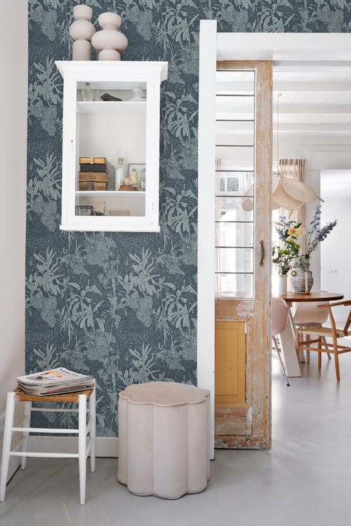 ESTAhome behang tropische bladeren vergrijsd blauw - 50 x 900 cm - 139892 - vtwonen shop