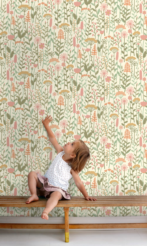 ESTAhome behang veldbloemen lichtgroen en roze - 50 x 900 cm - 131549 - vtwonen shop