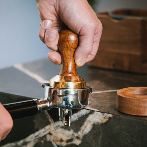 Brût Homeware espresso tamper met houder - messing - vtwonen shop