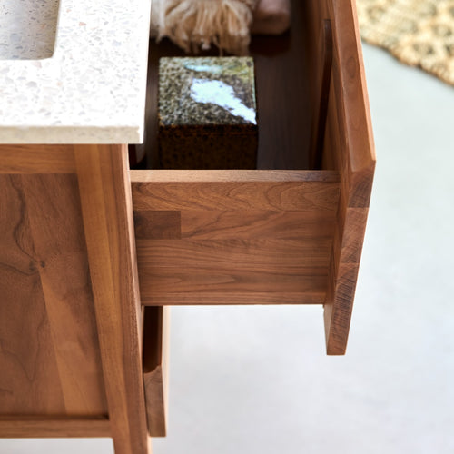 Tikamoon Badkamermeubel van massief notenhout en moon premium terrazzo 80 cm - Beige - vtwonen shop