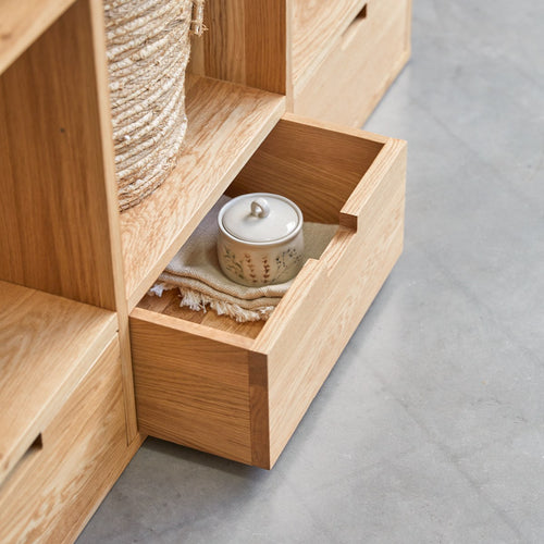 Tikamoon Lage boekenkast van eikenhout en roze premium terrazzo - Roze - vtwonen shop