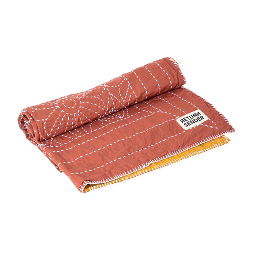 Return to Sender Babydekentje 80 x 100 cm rood met gele kanta gestikte katoen - vtwonen shop