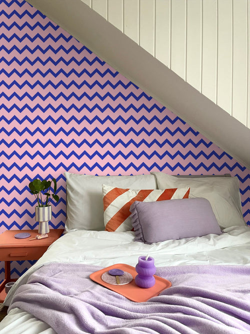 ESTAhome behang zigzag motief blauw en roze - 50 x 900 cm - 131485