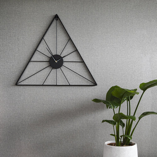 Art for the Home Klok - Luxe Zwarte Driehoek Hangende Klok - 58cm x 50 cm - vtwonen shop