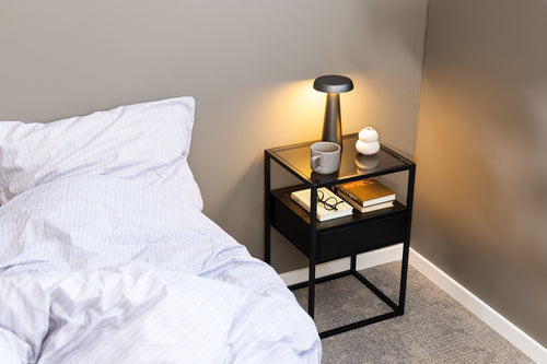 Rebellenclub Nachtkastje Tahi - Smoked Glas met Zwarte Lade - vtwonen shop