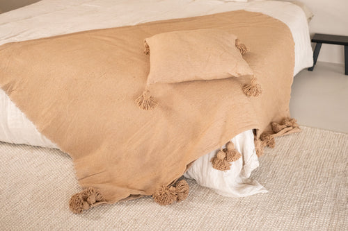 MÔMÉ Plaid Pom Pom - camel - 95 x 175 cm - vtwonen shop